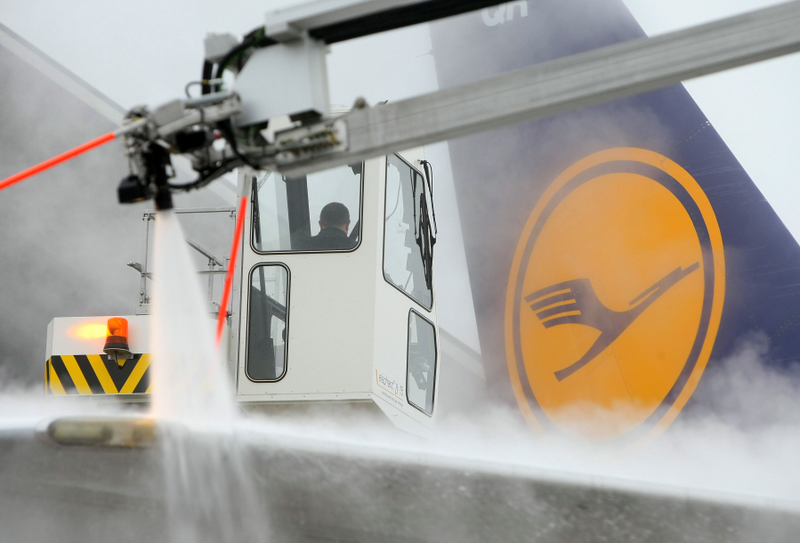 Illustration for article titled How And Why We 'De-Ice' Aircraft Before Takeoff
